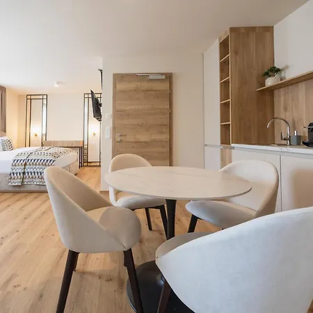 Casa - & 3*